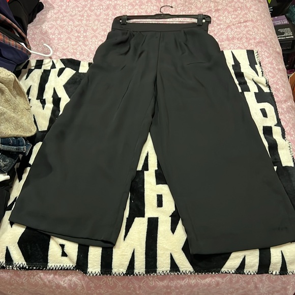 H&M Black Polyester Wide Leg Crop Pants - Picture 1 of 16